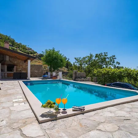 Stone House Kuna Villa