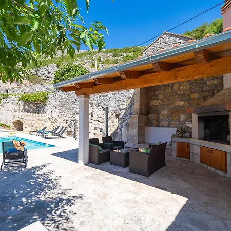 Stone House Kuna Villa